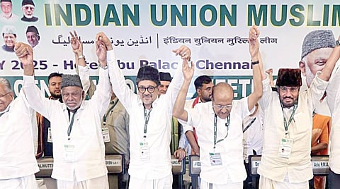 சென்னையில் நேற்று நடந்த இந்திய யூனியன் முஸ்லிம் லீக் தேசிய பொதுக்குழு கூட்டத்தில் தேசிய ஒருங்கிணைப்பாளர் முகமது பஷீர், கேரள தேசிய பொதுச்செயலாளர் குஞ்சாலிகுட்டி எம்எல்ஏ, தேசியத் தலைவர் கே.எம்.காதர் மொய்தீன், கேரள மாநிலத் தலைவர் சயீத் சாதிக் அலி ஷிஹாப் தங்கல், அப்துஸ்ஸமத் சமதானி தேசிய துணைத்தலைவர் மற்றும் நிர்வாகிகள் கலந்து கொண்டனர். | படம்: ம.பிரபு |