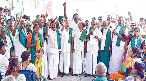 தர்பூசணி சாகுபடி செய்து பாதிக்கப்பட்ட விவசாயிகளுக்கு ஓர் ஏக்கருக்கு ரூ.50 ஆயிரம் நிவாரணம் வழங்க வலியுறுத்தி, தமிழ்நாடு விவசாய சங்கங்களின் கூட்டு இயக்கம் சார்பில் சென்னை எழும்பூரில் நேற்று ஆர்ப்பாட்டம் நடைபெற்றது. | படம்: எஸ்.சத்தியசீலன் |