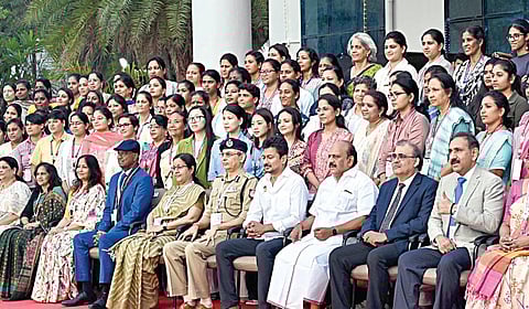 போலீஸ் அகாடமியின் 11-வது தேசிய அளவிலான பெண்கள் மாநாடு தாம்பரத்தை அடுத்த ஊனமாஞ்சேரியில் நடந்தது. இதில் துணை முதல்வர் உதயநிதி ஸ்டாலின் கலந்துகொண்டு விழா மலரை வெளியிட்டார். அமைச்சர் 
தா.மோ.அன்பரசன், டிஜிபி சங்கர் ஜிவால் மற்றும் அதிகாரிகள் உடனிருந்தனர். நிறைவாக அனைவரும் துணை முதல்வருடன் குழு புகைப்படம் எடுத்துக் கொண்டனர். | படம்: எம்.முத்துகணேஷ் |