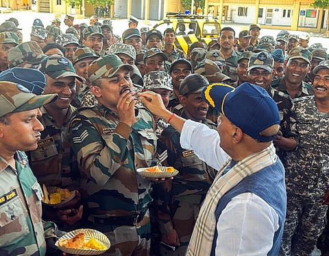 குஜராத்தின் பூஜ் விமானப்படைத் தளத்தில் வீரர்களைச் சந்தித்து அவர்களுக்கு இனிப்பு ஊட்டி மகிழ்ந்த ராணுவ அமைச்சர் ராஜ்நாத் சிங்
