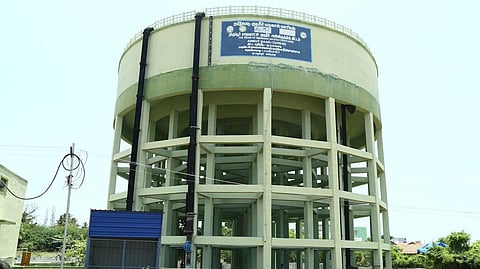 திருப்பூரில் குடிநீர் தொட்டி மீது ஏறி மது அருந்திய 2 பேர் கைது - தண்ணீரில் மனிதக் கழிவு கலந்ததாக மக்கள் புகார்