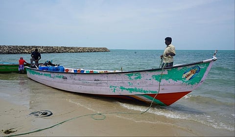 பெட்ரோல் கேன்களுடன் பறிமுதல் செய்யப்பட்ட ஃபைபர் படகு.