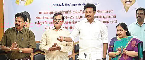 சென்னை டிபிஐ வளாகத்தில் உள்ள அரசு தேர்வுகள் இயக்குநர் அலுவலகத்தில் பத்தாம் வகுப்பு பொதுத் தேர்வு முடிவுகளை பள்ளி கல்வித்துறை அமைச்சர் அன்பில் மகேஸ் நேற்று வெளியிட்டார். படம்: எஸ்.சத்தியசீலன்