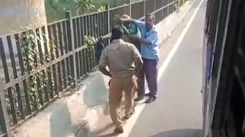 மாநகர பேருந்தில் இருந்து முதியவரை இறக்கிவிட்டு தாக்கிய ஓட்டுநர், நடத்துநர் பணியிடை நீக்கம்