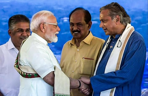 பிரதமர் மோடியுடன் சசிதரூர் - கோப்புப்படம்