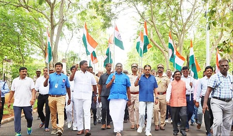 ராணுவ வீரர்களுக்கு ஆதரவாக புதுச்சேரி பல்கலைக்கழகம் சார்பில் தேசியக்கொடி வெற்றி ஊர்வலம் நடந்தது