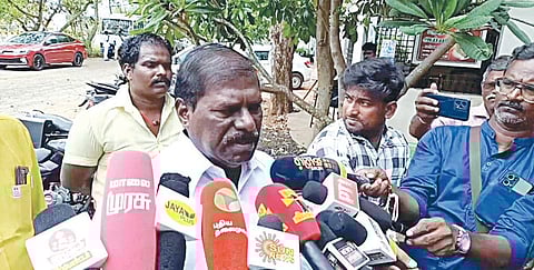 திண்டிவனம் அடுத்த தைலாபுரத்தில் செய்தியாளர்களுக்கு நேற்று பேட்டியளித்த பாமக கவுரவத் தலைவர் ஜி.கே.மணி.