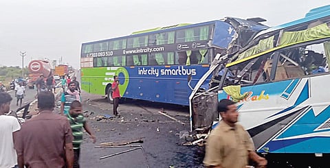 கரூர் அருகே நேற்று விபத்துக்குள்ளான ஆம்னி பேருந்து மற்றும் சுற்றுலா வேன்.
