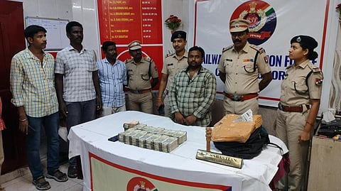 ஆந்திராவில் இருந்து சென்னைக்கு ரயிலில் கடத்தி வரப்பட்ட ரூ.38 லட்சம் ஹவாலா பணம் பறிமுதல்