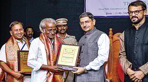 தஞ்சாவூர் தென்னக பண்பாட்டு மையத்தில் நேற்று நடைபெற்ற சலங்கைநாதம் கலை விழாவின் நிறைவு நாளில் பத்ம விருதாளர்கள் சுவாமிமலை சிற்பக் கலைஞர் ராதாகிருஷ்ண ஸ்தபதி, செய்யாறு தெருக்கூத்து கலைஞர்  கண்ணப்ப சம்பந்தம் ஆகியோருக்கு விருது வழங்கிப் பாராட்டிய ஆளுநர் ஆர்.என்.ரவி. | படம்: ஆர்.வெங்கடேஷ் |