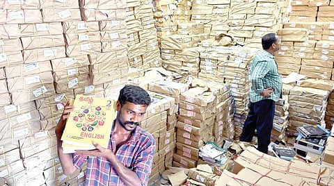 ஆசிரியர் பயன்பாட்டுக்கு பாடநூல் வழங்க உத்தரவு