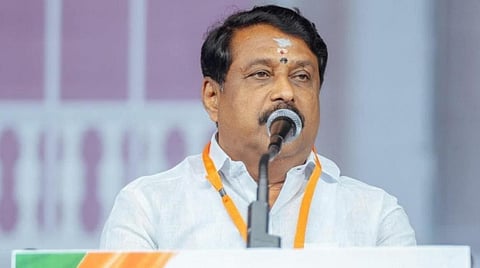 நயினார் நாகேந்திரனை சந்தித்த 2 போலீஸார் பணியிட மாற்றம்