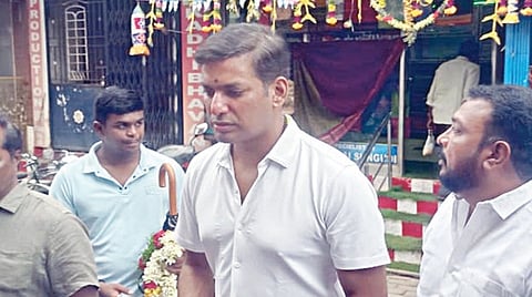 மதுரை மீனாட்சி அம்மன் கோயிலில் தரிசனம் செய்துவிட்டு வெளியே வந்த நடிகர் விஷால்.