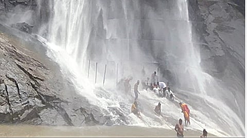 கொல்லிமலை ஆகாய கங்கை நீர் வீழ்ச்சியில் குளித்து மகிழ்ந்த சுற்றுலாப் பயணிகள்.