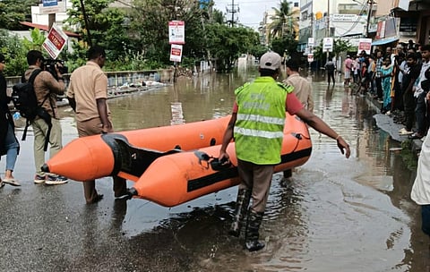 பெங்களூருவில் ஒரே இரவில் கொட்டித் தீர்த்த 100 மி.மீ கனமழை: வெள்ளப்பெருக்கால் போக்குவரத்து பாதிப்பு