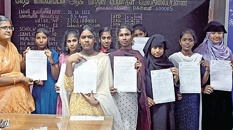 10-ம் வகுப்பு பொதுத்தேர்வு எழுதிய மாணவர்களுக்கான தற்காலிக மதிப்பெண் சான்றிதழ் நேற்று முதல் பள்ளிகளில் வழங்கப்பட்டது. சென்னை திருவல்லிக்கேணி, லேடி வெலிங்டன் அரசு மேல்நிலைப் பள்ளியில் தலைமை ஆசிரியை மாணவிகளுக்கு சான்றிதழை வழங்கினார். | படம்: எஸ்.சத்தியசீலன் |