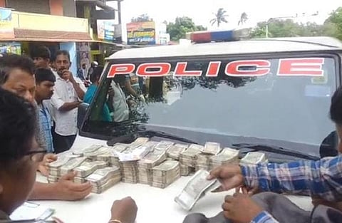 கோவையில் இருந்து கேரளாவுக்கு கடத்த முயன்ற ரூ.71.50 லட்சம், 200 கிராம் தங்கம் பறிமுதல் - மூவரிடம் விசாரணை