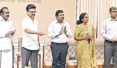 நகர்ப்புற வாழ்விட மேம்பாட்டு வாரியத்தின் சார்பில் ரூ.527 கோடியே 84 லட்சம் செலவில் கட்டப்பட்டுள்ள 4,978 புதிய அடுக்குமாடி குடியிருப்புகளை முதல்வர் மு.க.ஸ்டாலின் காணொலிக் காட்சி வாயிலாக நேற்று திறந்து வைத்தார்.  உடன் அமைச்சர்கள் க.முத்துசாமி, தா.மோ.அன்பரசன், தலைமைச்செயலாளர் நா.முருகானந்தம் உள்ளிட்டோர்.