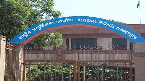 அங்கீகாரமற்ற மருத்துவ கல்லூரிகளில் சேர வேண்டாம்: மாணவர்களுக்கு தேசிய மருத்துவ ஆணையம் அறிவுறுத்தல்