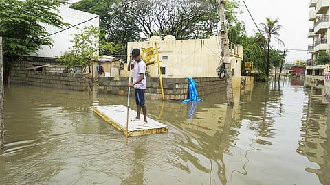 பெங்களூரு மழை பலி 5 ஆக அதிகரிப்பு: இன்றும் நகருக்கு கனமழை எச்சரிக்கை விடுப்பு