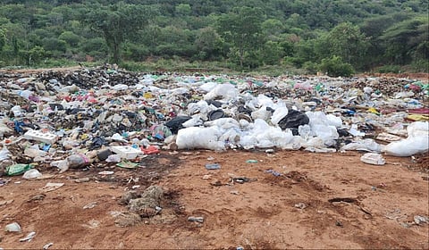 மேற்கு தொடர்ச்சி மலை அடிவாரத்தில் கொட்டப்பட்டுள்ள குப்பைகள்