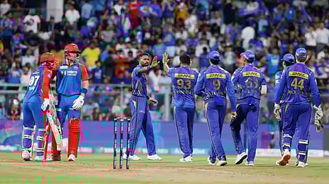 டெல்லியை வீழ்த்தி 4-வது அணியாக பிளே ஆஃப் சுற்றுக்குள் நுழைந்தது மும்பை இந்தியன்ஸ்!