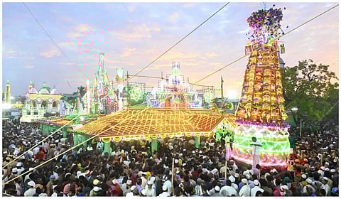 புகழ்பெற்ற ஏர்வாடி சந்தனக்கூடு திருவிழாவில் ஆயிரக்கணக்கானோர் பங்கேற்பு