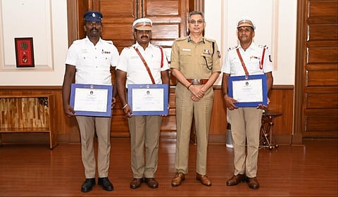 பரனூர் சுங்கச்சாவடியில் இருந்து கடத்திச் செல்லப்பட்ட லாரியை விரட்டிப் பிடித்த போக்குவரத்து போலீஸாரை டிஜிபி சங்கர் ஜிவால் பாராட்டி சான்றிதழ் வழங்கினார்