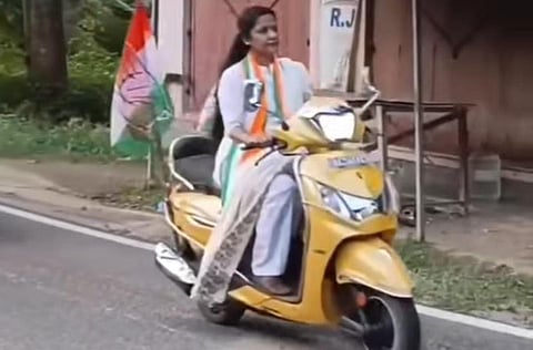 தலைக்கவசம் அணியாமல் இருசக்கர வாகனத்தில் சென்ற தாரகை கத்பர்ட் எம்எல்ஏ