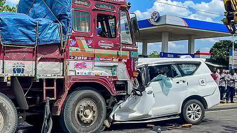 கார் - லாரி மோதல்: ஆந்திராவில் 6 பேர் உயிரிழப்பு