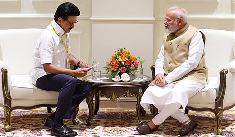 புதுடெல்லியில் பிரதமர் மோடியைச் சந்தித்த  முதல்வர் ஸ்டாலின் தமிழகத்துக்கான திட்டங்கள் மற்றும் நிதி விடுவித்தல் தொடர்பாக கோரிக்கை மனுவினை வழங்கினார்.