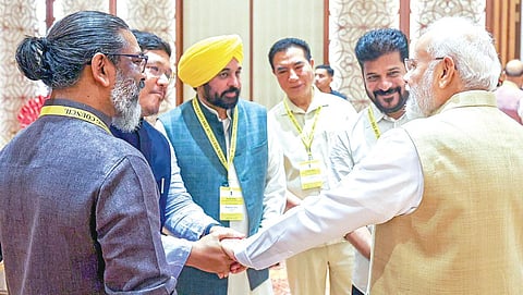 டெல்லியில் நேற்று நடைபெற்ற நிதி ஆயோக் கூட்டத்தில் தெலங்கானா முதல்வர் ரேவந்த் ரெட்டி, பஞ்சாப் முதல்வர் பகவந்த் மான், மேகாலயா முதல்வர் கன்ராட் சங்மா, ஜார்க்கண்ட் முதல்வர் ஹேமந்த் சோரனிடம் பிரதமர் நரேந்திர மோடி கலந்துரையாடினார். படம்: பிடிஐ