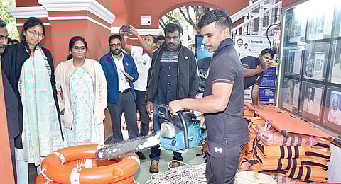 ஊட்டி வந்துள்ள பேரிடர் மீட்புக் குழுவினரின் உபகரணங்களை மாவட்ட கண்காணிப்பு அலுவலர் லலிதா, மாவட்ட ஆட்சியர் லட்சுமி பவ்யா ஆகியோர் நேற்று பார்வையிட்டனர்.