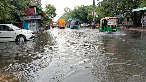 டெல்லியில் நள்ளிரவில் கொட்டித்தீர்த்த கனமழை: 200+ விமானங்களின் சேவை பாதிப்பு