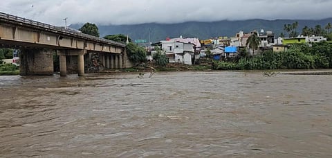 பில்லூர் அணையில் இருந்து மின் உற்பத்திக்காக இன்று 6 ஆயிரம் கனஅடி நீர் வெளியேற்றப்பட்டதால், பவானி ஆற்றில் அதிகரித்து காணப்படும் நீரோட்டம். 