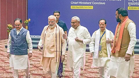 பிரதமர் மோடி தலைமையில் தேசிய ஜனநாயக கூட்டணி முதல்வர்கள் கூட்டம் டெல்லியில் நேற்று நடந்தது. பிரதமருடன் பிஹார் முதல்வர் நிதிஷ் குமார், துணை முதல்வர்கள் சாம்ராட் சவுத்ரி, விஜய்குமார் சின்ஹா, பாஜக தேசிய தலைவர் ஜே.பி.நட்டா ஆகியோர். படம்: பிடிஐ