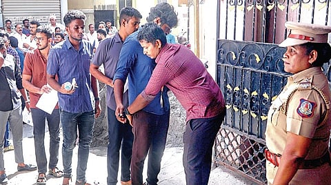 சிவில் சர்வீஸ் பணிகளுக்கான முதல் நிலை தேர்வு நாடு முழுவதும் நேற்று நடைபெற்றது. சென்னை அயனாவரத்தில் உள்ள காமராஜர் பள்ளியில் தேர்வு எழுத வந்தவர்கள் தீவிர சோதனைக்கு பிறகே உள்ளே அனுமதிக்கப்பட்டனர். படம்: எஸ்.சத்தியசீலன்