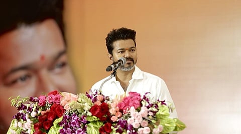 திமுக, பாஜக மறைமுக கூட்டும், பேர அரசியலும் வெளிச்சத்துக்கு வந்தது: விஜய் கடும் விமர்சனம்