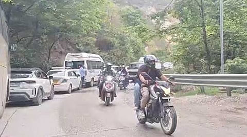 உத்​த​ராகண்​டில்​ க​னமழை, நிலச்​சரி​வால்​ 6 கி.மீ. தூரத்​துக்​கு போக்​கு​வரத்​து நெரிசல்​