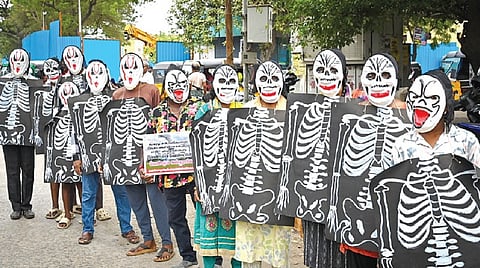 சென்னை கொடுங்கையூர் எரிஉலை திட்டத்தை கைவிட வலியுறுத்தி, மனித சங்கிலி போராட்டம் கொடுங்கையூர் குப்பை கிடங்கு அருகே நேற்று நடைபெற்றது. இதில் ஏராளமான பொதுமக்கள் பங்கேற்றனர். | படங்கள்: எஸ்.சத்தியசீலன் |