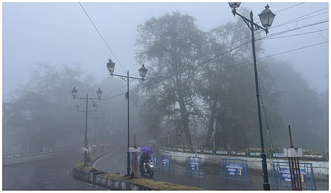 பலத்த காற்றுடன் கூடிய மழை: கொடைக்கானலில் படகு சவாரி தற்காலிகமாக நிறுத்தம்