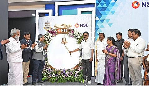 சென்னை மாநகராட்சியின் 200 கோடி ரூபாய் மதிப்புள்ள நகர்ப்புர நிதிப்பத்திரங்களை தேசிய பங்குச் சந்தையில் பட்டியலிடும் நிகழ்வினை முதல்வர் ஸ்டாலின் மணி ஒலித்து தொடங்கி வைத்தார்