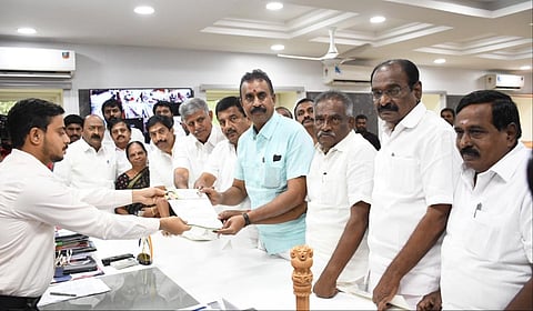 கோவை மாவட்ட ஆட்சியரிடம் அதிமுக சார்பில் எஸ்.பி.வேலுமணி தலைமையில் மனு அளிக்கப்பட்டது.