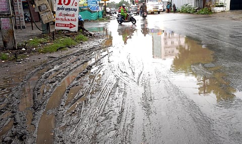 கோவை செளரிபாளையம் சாலையில், வடியாமல் சேறும் சகதியுடன் தேங்கிக் காணப்படும் மழைநீர்: படம்: ஜெ.மனோகரன்
