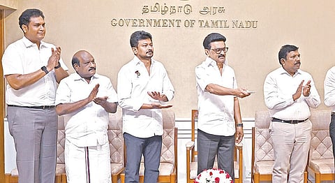 சென்னை உள்ளிட்ட 11 இடங்களில் புதிய அரசு கலை, அறிவியல் கல்லூரிகளை முதல்வர் ஸ்டாலின் நேற்று காணொலி வாயிலாக தொடங்கி வைத்தார். உடன் துணை முதல்வர் உதயநிதி ஸ்டாலின், அமைச்சர்கள் கோவி.செழியன், டிஆர்பி.ராஜா, தலைமைச் செயலர் முருகானந்தம் ஆகியோர்.