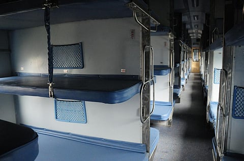 ரயில்களில் 2-ம் வகுப்பு பெட்டி காத்திருப்பு பட்டியல் பயணிகளுக்கு ஏசி பெட்​டிகளின் காலி இடங்களை ஒதுக்கீடு செய்ய முடிவு