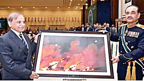 பாகிஸ்தான் ராணுவத்தின் ஆபரேஷன் புன்யான் உல் மார்சூஸ் வெற்றி பெற்றதாக கூறி போலி புகைப்படத்தை பிரதமர் ஷெபாஸ் ஷெரீபுக்கு பரிசாக வழங்கிய ராணுவ தளபதி ஆசிம் முனீர்.