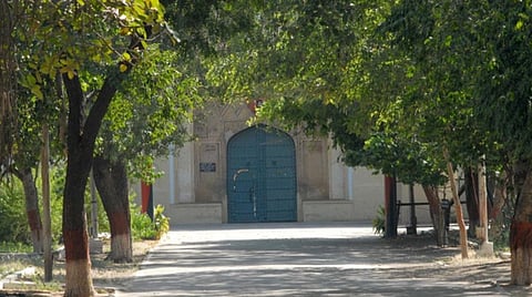 ஜெய்ப்பூரில் பகல் பொழுதில் காதலியுடன் ஊர் சுற்ற சிறை அதிகாரிகளுக்கு லஞ்சம் கொடுத்த கைதிகள்