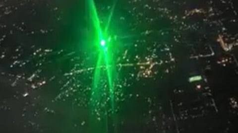 துபாயில் இருந்து 326 பயணிகளுடன் சென்னை வந்த விமானத்தின் மீது லேசர் லைட் அடிக்கப்பட்டதால் பரபரப்பு