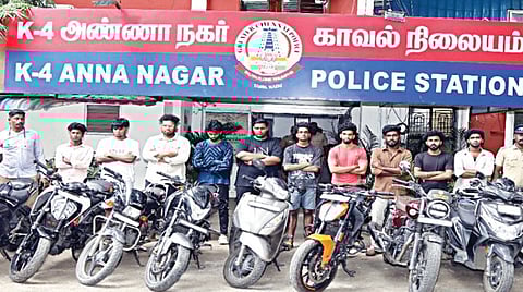 பைக் ரேஸில் ஈடுபட்ட 10 பேர் கைது செய்யப்பட்ட நிலையில், அவர்கள் போட்டிக்கு பயன்படுத்திய வாகனங்கள் பறிமுதல் செய்யப்பட்டன.